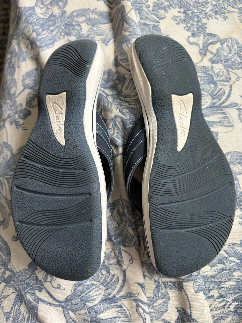 Clarks Navy Floral Strap Cushioned Toe-Post Sandals - Picture 2 of 3